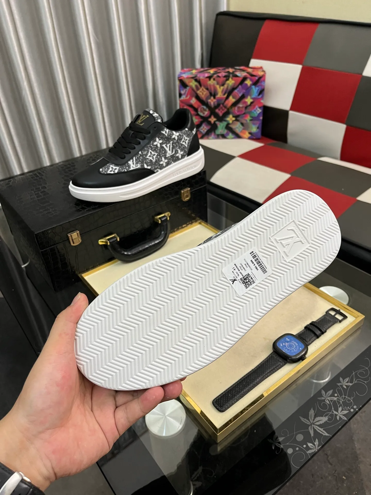 Men's shoes 💰540⌚️⌚️ Louis vuitton/LV Louis Vuitton 》Original quality.~ Unique modern style sneakers. 🏃A must-have casual shoe for trendy men😍😍 Original brand imported from Italy, imported original leather, sheep lining (refuses to discolor and grind feet) Sole: Original sole provided by the original factory, French lazy style design ⚠️Fit to the feet, original quality, super comfortable original sole. Code number: 38-445️⃣Colors available